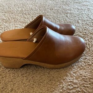 Universal Thread Tan Clogs